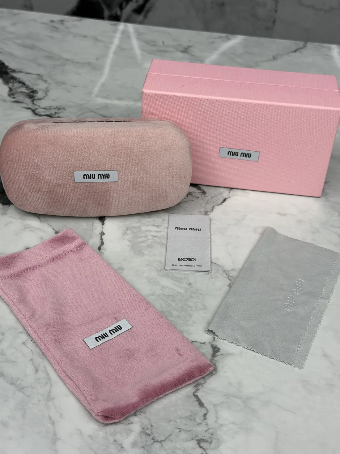 Kit completo de unos lentes: caja, estuche rígido, funda de tela y pañuelo limpiador