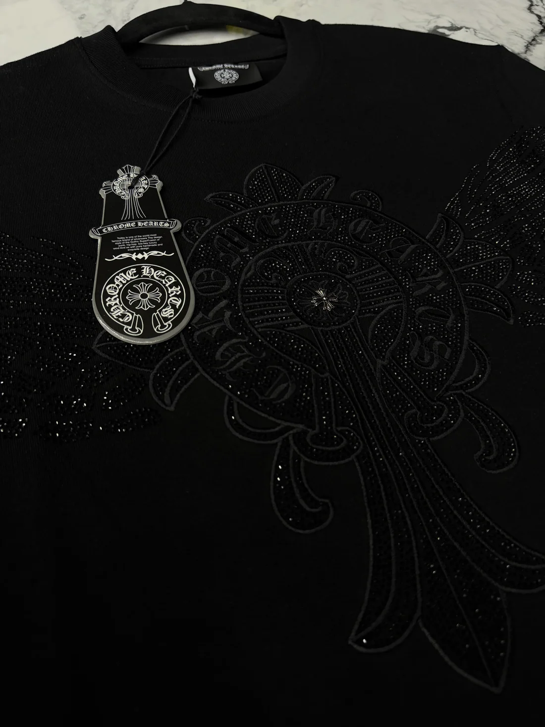 Playera turca negra con cruz bordada tono sobre tono