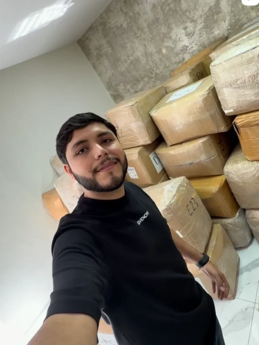 Kevin con la mercancía recién importada