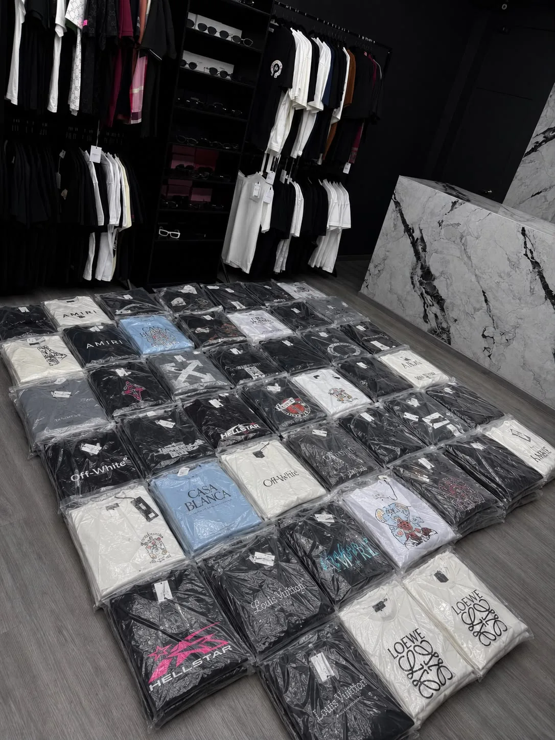 Playeras empaquetadas una junto a otra, listas para salir, frente al mostrador