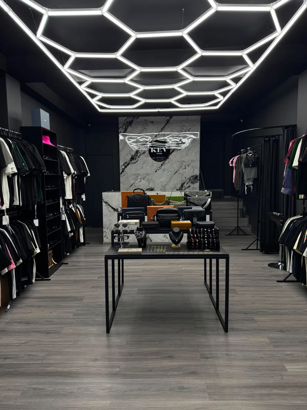 El interior de la tienda de Hermosillo: techo de luces hexagonales, piso de madera y la mesa de accesorios al centro