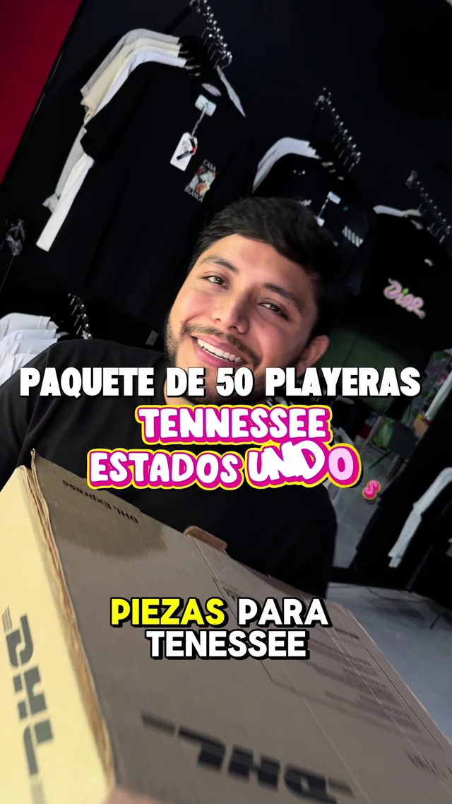 Kevin cargando una caja de DHL con un paquete de 50 playeras que sale a Tennessee