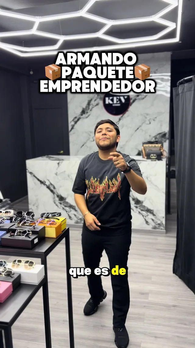 Armando un paquete emprendedor dentro de la tienda, con el exhibidor de lentes al frente