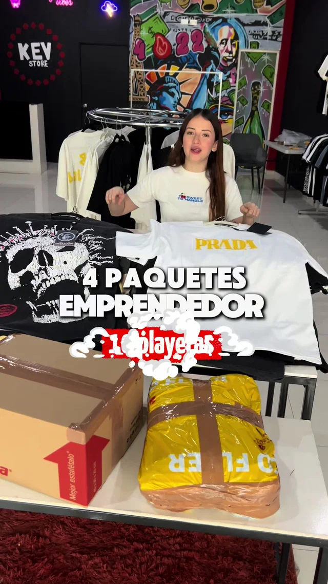 Cuatro paquetes emprendedor de diez playeras, doblados y listos para enviar
