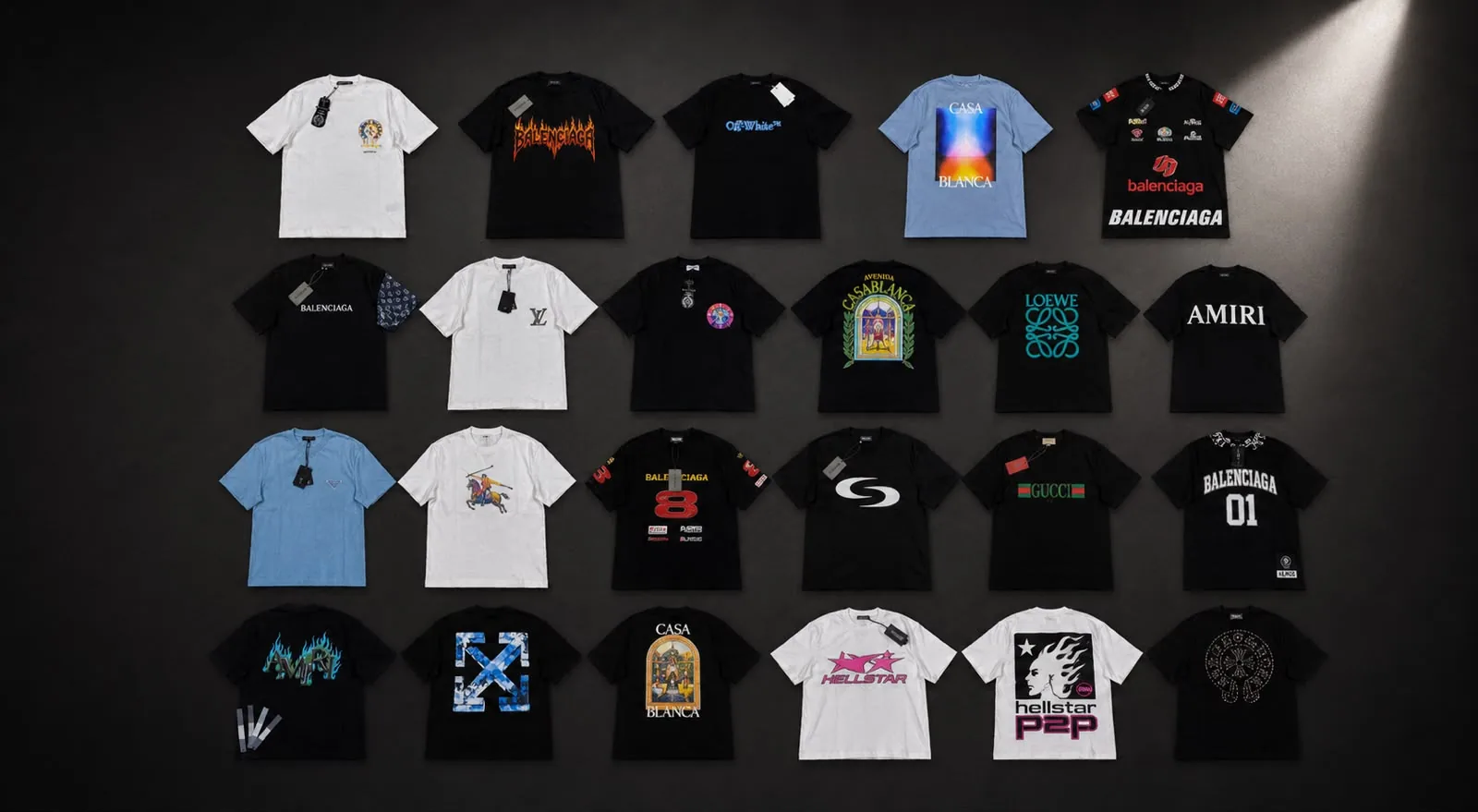 Veintitrés modelos de playera extendidos en cuatro hileras sobre fondo oscuro